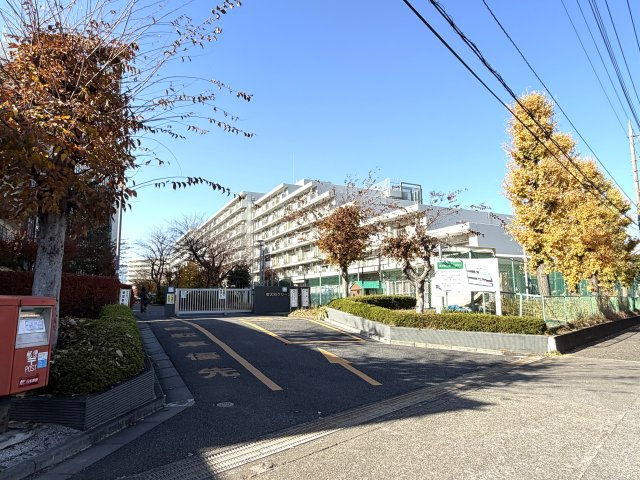  | 東大和グリーンタウン3号棟 | 東大和グリーンタウンは全3棟、総戸数482戸の大規模マンションです。建物と建物の間が空いている為に開放感のある陽当たりの良いマンションです。こちらはメインエントランスの写真です。