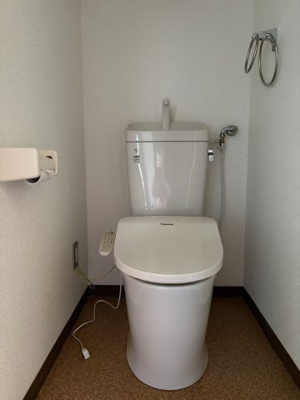 【トイレ】 | 東大和グリーンタウン3号棟 | 清潔感のある白を基調としたトイレです。