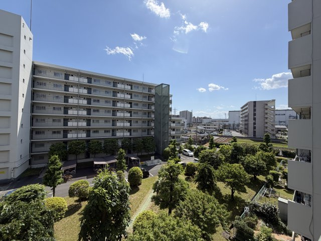【展望】 | 東大和グリーンタウン3号棟 | 緑の多い敷地内が見渡せるバルコニーです。