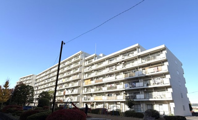 【外観】 | 東大和グリーンタウン3号棟 | ３号棟の写真です。南側が抜けている為に陽当たりの良い開放感のある建物です♪