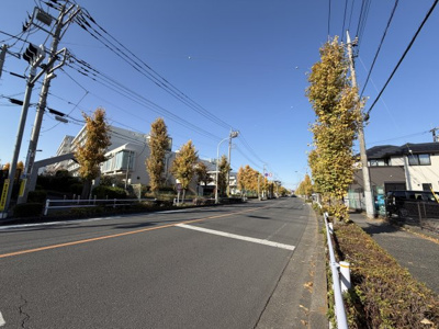 【その他】 | 東大和グリーンタウン3号棟 | 前面道路を含む写真です。歩道の木々がお洒落な道路です(^^♪
