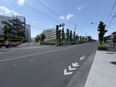 【その他】 | 東大和グリーンタウン3号棟 | 前面道路を含む写真です。歩道の木々がお洒落な道路です(^^♪