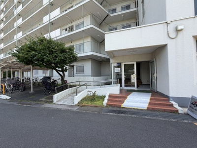 【エントランス】 | 東大和グリーンタウン3号棟 | ３号棟のエントランスは２つあります。こちらはお部屋に近いエントランスの写真になります。