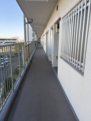 【その他共用部分】 | 東大和グリーンタウン3号棟 | 所在階の廊下部分です。廊下幅も広々しております。