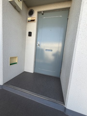 【玄関】 | 東大和グリーンタウン3号棟 | 管理の行き届いた綺麗な玄関周りです。
