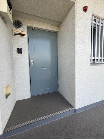 【玄関】 | 東大和グリーンタウン3号棟 | 管理の行き届いた綺麗な玄関周りです。