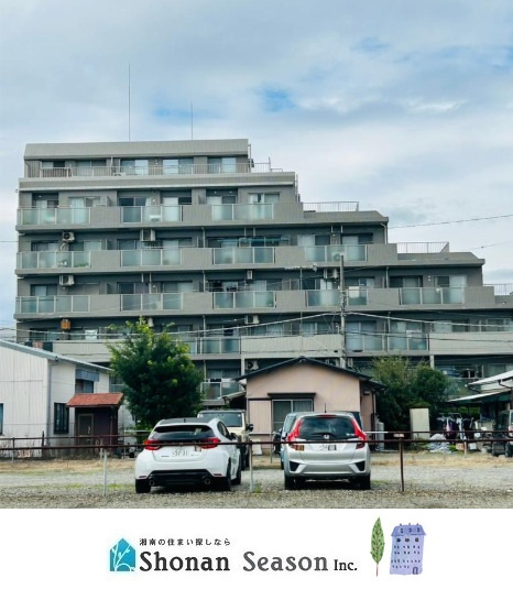 【外観】 | 駅まで平坦・静かな住宅街・落ち着いたグレータイル貼りマンション♪　
都心にアクセスしやすい！小田急線「本厚木」駅徒歩約17分◎バスもご利用いただけます。