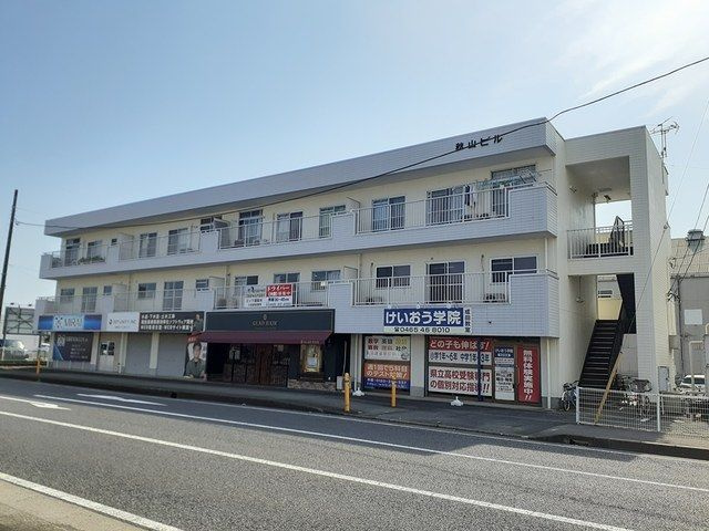 秋山ビルの外観