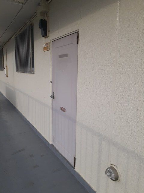 秋山ビルの玄関