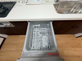 食器洗浄乾燥機は手洗いに比べて時間や労力を節約できます。また、高温のお湯で洗浄されるため、雑菌や細菌を殺菌する効果もあります。さらに、乾燥機能があるため、手で拭く手間も省け衛生的に保管できます。