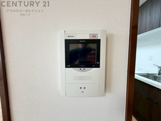 訪問者が来たときにテレビ画面で確認できるため、安心してドアを開けられます。録画機能があるものもあり、留守中に来訪者を記録しておくことができます。利便性が高く、セキュリティ面でも安心です。