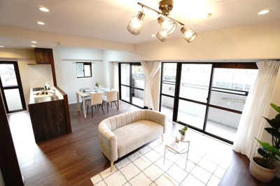 【居間・リビング】 | 【上質リノベ】サーパス田方南 | 【約16.7帖LDK】※参考写真
今回のリノベーションテイストは「ヴィンテージ」を予定。
すべてを新しくピカピカにしながらこの感じを出すのは難しいのですが、
床材等にダークトーンを用いて大人の雰囲気♪