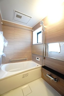 【浴室】 | 【上質リノベ】サーパス田方南 | 【バスルーム】※参考写真
TOTO社製RWシリーズは「ゆるリラ浴槽」「カラリ床」で
独自の技術によりバスタイムをよりよく演出してくれます！
更に、浴室暖房乾燥機が標準設備！お手入れが楽ちん♪