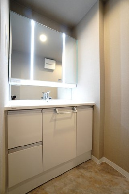 【独立洗面台】 | 【上質リノベ】サーパス田方南 | 【コスメカウンター】※参考写真
Panasonic製の「美ルックツインラインLED照明」は、
従来の照明より自然な肌の色に見える照明。肌の色味を美しく引き立て、
洗面ボウルも広くメイクの時間が素敵に。