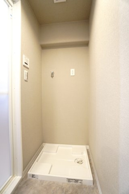 【独立洗面台】 | 【上質リノベ】サーパス田方南 | 【パウダールーム】※参考写真
嬉しい、タオル掛け付きの2段可動式のリネンラック。
装着が楽なワンタッチ式の給水栓！
洗濯機置場はドラム式の洗濯機も入るサイズですが、
お手持ちのサイズが入るか要確認！