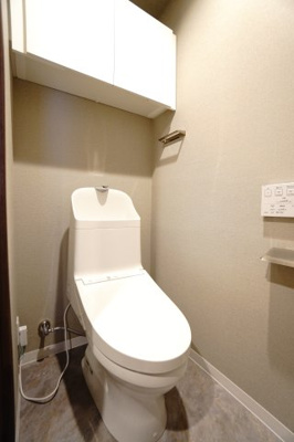 【トイレ】 | 【上質リノベ】サーパス田方南 | 【レストルーム】※参考写真
TOTO社製！きれいをまもるせいけつトイレ！
お掃除はサッとひとふきで完了！
少ない水で、汚れをしっかり洗い流します。
手洗い機能付き＆嬉しい扉付きキャビネット付！