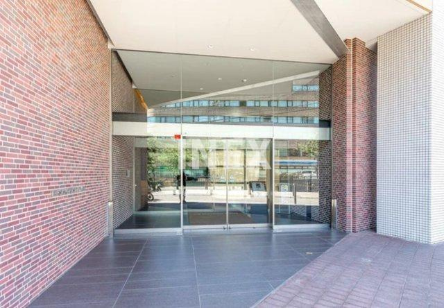 横浜市中区日ノ出町１丁目の賃貸マンションのエントランス
