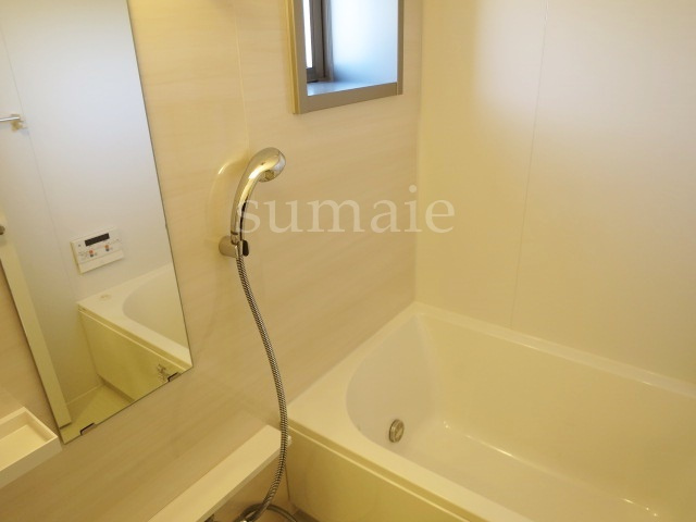 ティモーネプレミアム東十条の浴室|追い焚き機能付き浴室に窓ついてます。