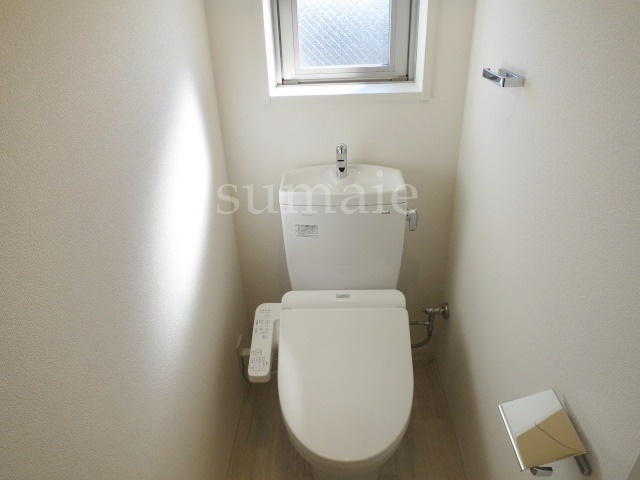 ティモーネプレミアム東十条のトイレ|トイレに窓ついてます。