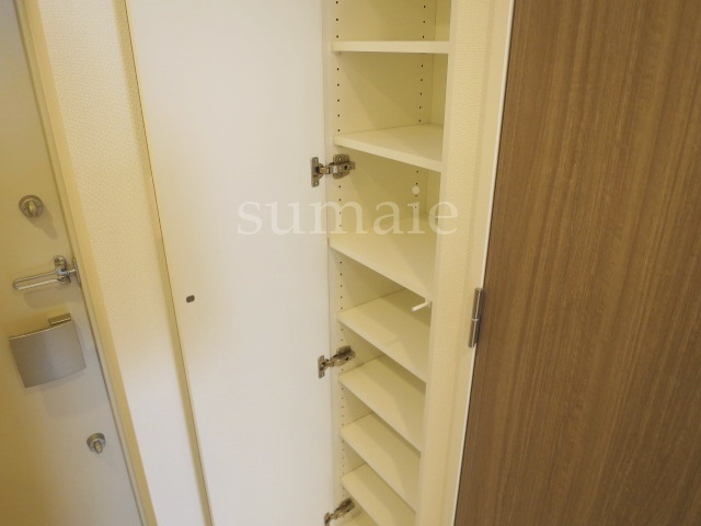 ティモーネプレミアム東十条の玄関|シューズボックス豊富です。