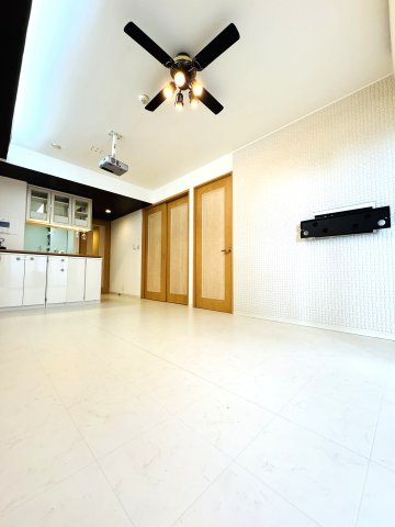 Seaside Court Katase – 海と駅近を叶える、片瀬海岸のリラックスマンション –の居間・リビング