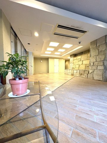 Seaside Court Katase – 海と駅近を叶える、片瀬海岸のリラックスマンション –のエントランス