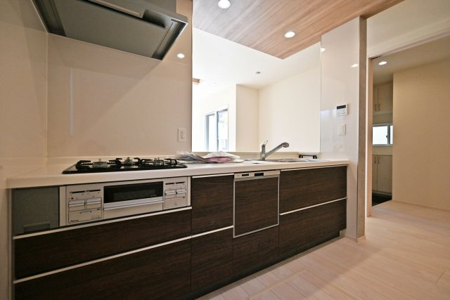 ブルーミングガーデン上甲東園5丁目新築一戸建て│3SLDK+駐車駐輪可のキッチン|1階キッチン奥側から撮影した内観写真です。浄水器一体型水栓、食器洗い乾燥機などの充実した設備内容です。