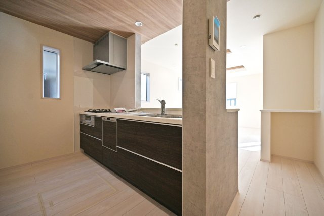 ブルーミングガーデン上甲東園5丁目新築一戸建て│3SLDK+駐車駐輪可のキッチン|1階キッチンユニット越しに撮影した内観写真です。対面式キッチンを採用しているため視界は広く、ご家族間やご来訪者とのコミュニケーションも一体的に取り易くなっております。