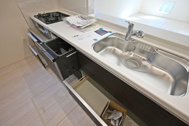 ブルーミングガーデン上甲東園5丁目新築一戸建て│3SLDK+駐車駐輪可のキッチン|ワークトップは十分な広さがあるW2550タイプ。調理台下いっぱいに収納を設け、包丁のホルダーや調味料専用の引き出しも備えています。本分譲地は食洗機が標準装備されています。