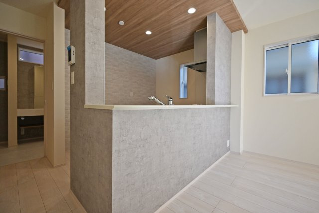 ブルーミングガーデン上甲東園5丁目新築一戸建て│3SLDK+駐車駐輪可のキッチン|キッチン上部は折下天井を採用でデザイン性を向上させています。ダウンライトを4基採用し、作業性を確保。