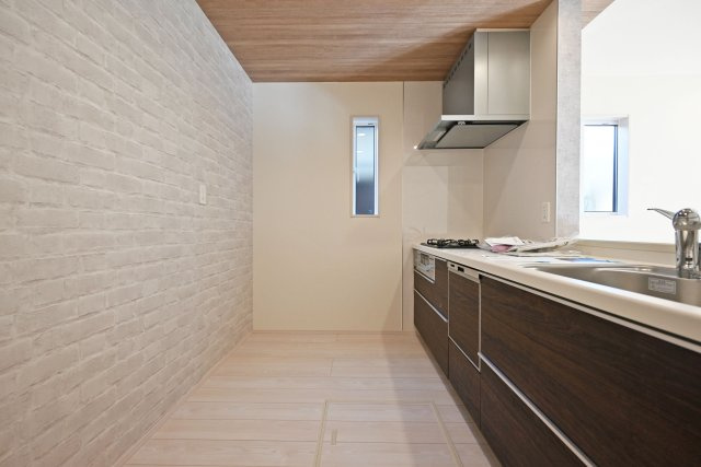 ブルーミングガーデン上甲東園5丁目新築一戸建て│3SLDK+駐車駐輪可のキッチン|キッチン後ろのスペースも広く、ご入居後に設置するカップボードの幅も広がります。特にLDKが広い住宅の場合はカップボードなどのメインインテリアを大きくするとバランスが良くなります。