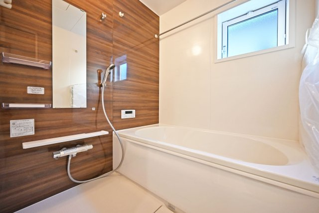 ブルーミングガーデン上甲東園5丁目新築一戸建て│3SLDK+駐車駐輪可の浴室|1階浴室の内観写真です。1616サイズの浴室暖房乾燥機付きユニットバスです。