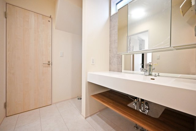 ブルーミングガーデン上甲東園5丁目新築一戸建て│3SLDK+駐車駐輪可の独立洗面台|キャビネット内には散らかりがちな化粧品や小物類をしまっておけるので、生活感が出にくくスタイリッシュな空間を保てます。