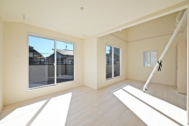 ブルーミングガーデン上甲東園5丁目新築一戸建て│3SLDK+駐車駐輪可の洋室|2階主寝室想定のお部屋は将来的に二部屋に分けることが可能です。 上部には室内物干し竿が設置されています。 天候に左右されずに洗濯物を干すことが可能です。