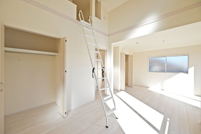 ブルーミングガーデン上甲東園5丁目新築一戸建て│3SLDK+駐車駐輪可の洋室|勾配天井で開放感溢れる一室となっております。
上部にはロフトが設けられています。