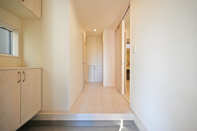 ブルーミングガーデン上甲東園5丁目新築一戸建て│3SLDK+駐車駐輪可の玄関|1階玄関に入ってすぐの内観写真です。 上部まで収納があるシューズBOX付き。 毎日使う玄関回りも常に片付いた状態を維持できそうです。