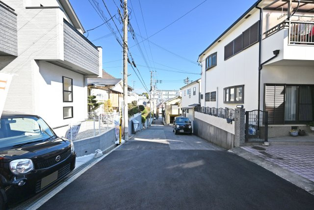 ブルーミングガーデン上甲東園5丁目新築一戸建て│3SLDK+駐車駐輪可の前面道路含む現地写真|前面道路は南東側に約5.9ｍ幅です。