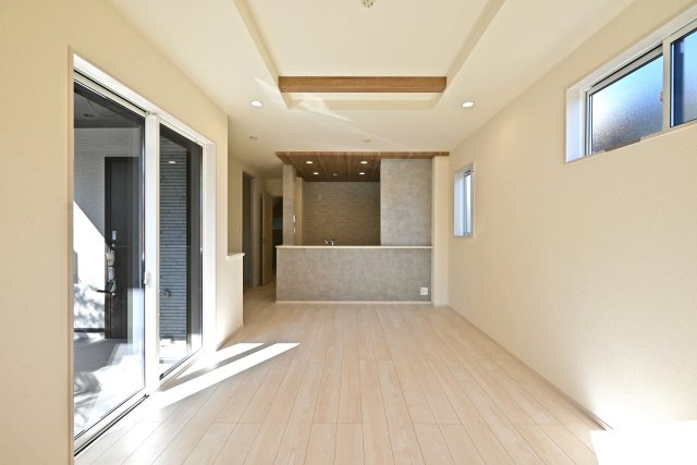 ブルーミングガーデン上甲東園5丁目新築一戸建て│3SLDK+駐車駐輪可の居間・リビング|視覚的に立体的なLDK」を常に考慮した設計が目を惹きます。写真のような折上天井も部分的な配置にすることで空間の住み分けや飽きの来ない生活を実現させます。