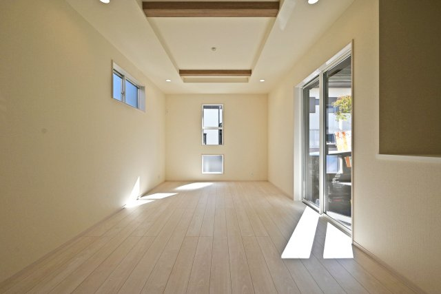 ブルーミングガーデン上甲東園5丁目新築一戸建て│3SLDK+駐車駐輪可の居間・リビング|1階LDKをダイニング側から正面に撮影した内観写真です 。 未就学児も含む4人家族がゆとりをもって過ごすには十分の1棟です。