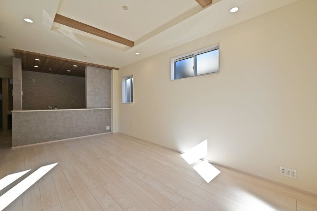 ブルーミングガーデン上甲東園5丁目新築一戸建て│3SLDK+駐車駐輪可の居間・リビング|対面式キッチンで家族同士のつながりを感じやすい設計を基調としています。 1階に水回りが配置されている為、家事動線良好です。