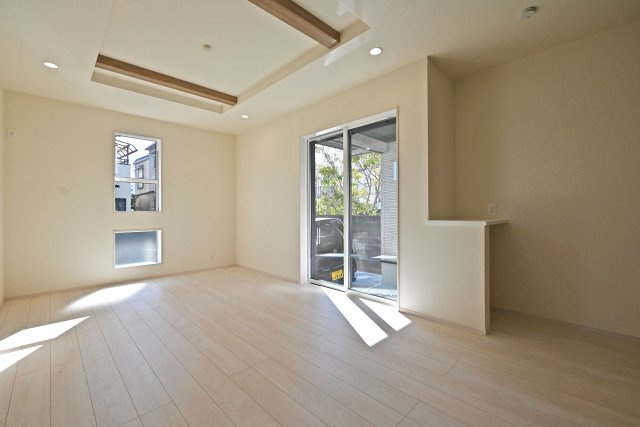 ブルーミングガーデン上甲東園5丁目新築一戸建て│3SLDK+駐車駐輪可の居間・リビング|1階LDKをダイニング側から撮影した内観写真です。インテリアに大きなサイズを選択しても動線を邪魔しない広々とした団らん空間です。