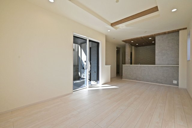 ブルーミングガーデン上甲東園5丁目新築一戸建て│3SLDK+駐車駐輪可の居間・リビング|1階LDKは約15.5帖でゆとりある広さです。 インテリア配置に困らない間取り設計に加え、お子様のいる世帯に必要な部屋数を備えた物件です。