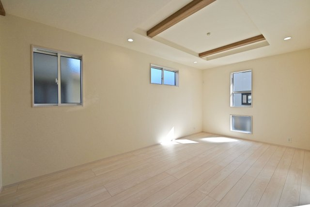 ブルーミングガーデン上甲東園5丁目新築一戸建て│3SLDK+駐車駐輪可の居間・リビング|対面式キッチンで家族同士のつながりを感じやすい設計を基調としています。折上天井やアダウンライトを設けるなど、デザイン性を向上させた内観に仕上がりました。