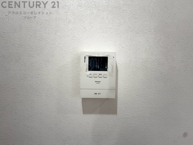 訪問者が来たときにテレビ画面で確認できるため、安心してドアを開けられます。録画機能があるものもあり、留守中に来訪者を記録しておくことができます。利便性が高く、セキュリティ面でも安心です。