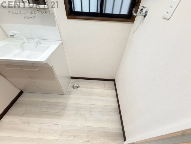 洗濯物の仕分け作業がしやすく、整理整頓が容易になります。洗濯音や湿気を他の部屋に持ち込まず、生活環境を快適に保ちます。上部を活用すれば収納スペースを確保でき洗剤や洗濯用品の整理もしやすくなります。