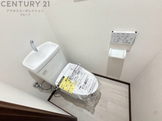 温水洗浄便座付トイレは温水洗浄機能により、暖かい水でおしりを洗浄することができ、冷たい水を使う従来の便座に比べ、温水洗浄機能で暖かいトイレを提供し、快適な使用を可能にします。