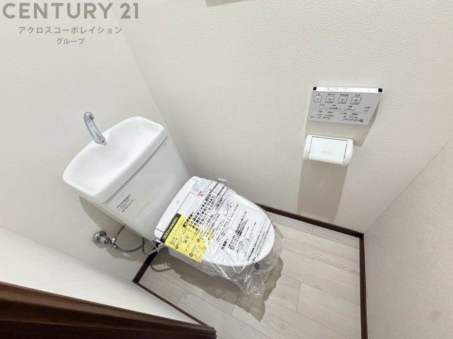 温水洗浄便座付トイレは温水洗浄機能により、暖かい水でおしりを洗浄することができ、冷たい水を使う従来の便座に比べ、温水洗浄機能で暖かいトイレを提供し、快適な使用を可能にします。