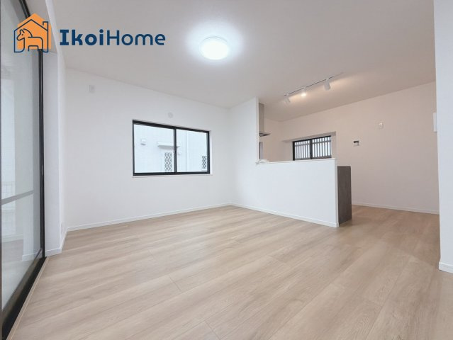 神戸市西区狩場台2丁目　中古戸建の居間・リビング|【ホームページに現地動画掲載中】●年中無休：当日予約可●カウンターキッチンからは室内が見渡せます。