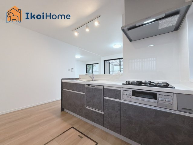 神戸市西区狩場台2丁目　中古戸建のキッチン|【ホームページに現地動画掲載中】●年中無休：当日予約可●三口コンロには火口にＳＩセンサーを搭載！