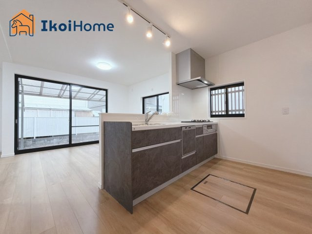 神戸市西区狩場台2丁目　中古戸建のキッチン|【ホームページに現地動画掲載中】●年中無休：当日予約可●便利な床下収納庫完備のキッチン！